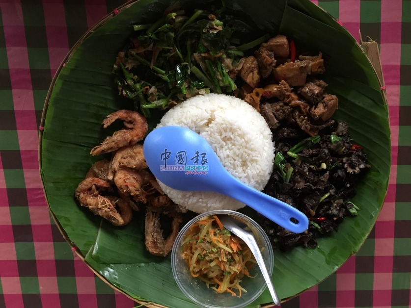 缅甸的手抓饭也称为簸箕饭，是果敢族的特色菜系。