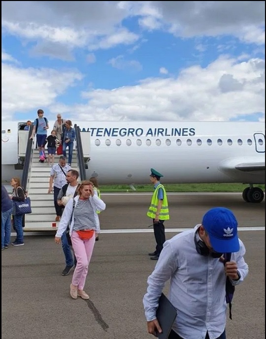 客机在卡卢加国际机场迫降后，乘客逐一下飞机。