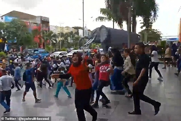 地震发生后，北马鲁古群岛省城镇特尔纳特的民众，匆匆逃离一间购物广场。（推特）
