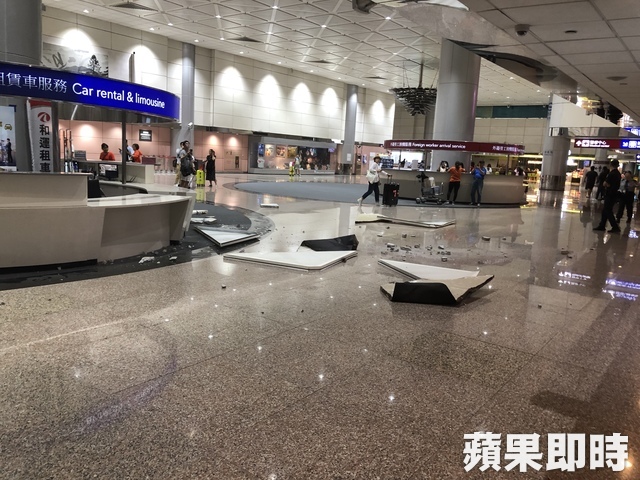  桃园机场天花板掉落，所幸当时并未有人员受伤。