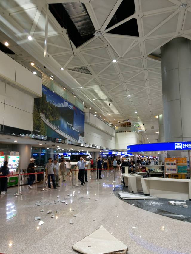 桃园机场天花板掉落，所幸当时并未有人员受伤。