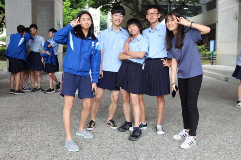 板桥高中从学生会校庆办 “板中男裙－裙聚效应” 后，校务会议已放宽服仪规定，新学年起男、女生都可穿裙上学。