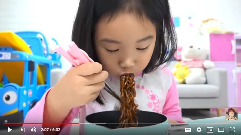 宝蓝吃炸酱杯面“cooking Pororo Black Noodle”，短短数分钟的影片点阅将近3亿7600万。