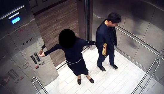 刘强东和刘静尧一同进电梯。
