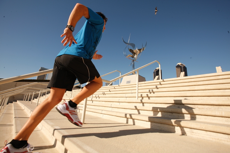 爬楼梯是肌肉强化和有氧运动的结合，可以多做。（示意图）