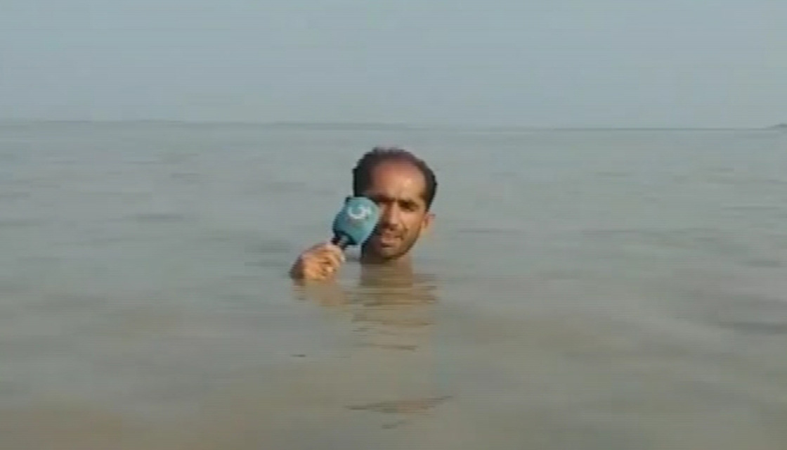 胡森为了报导巴基斯坦真实的水灾场景，冒着生命危险将身体浸泡水中。