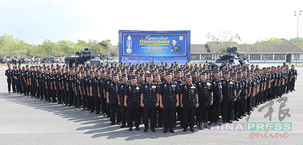 231名获颁发“国家英雄功勋奖章”的警员，和一哥阿都哈密 （前排中）合照。