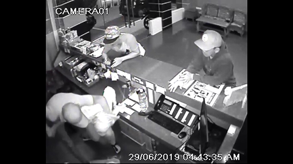 3名男子闯入廉价酒店抢劫女员工。