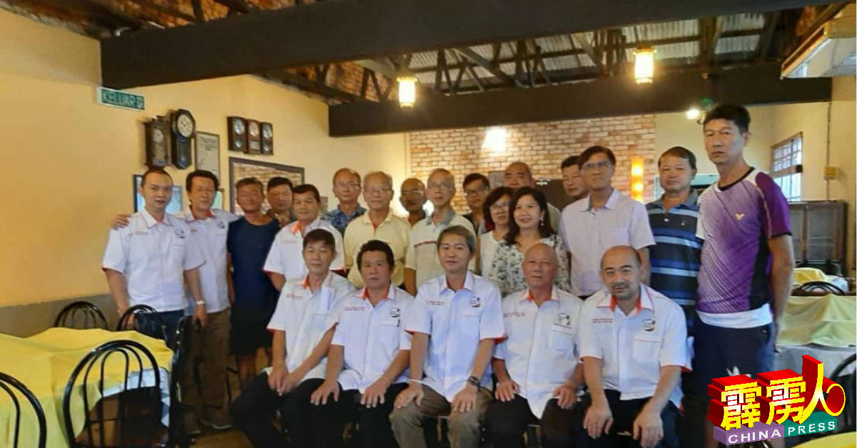 陈振安（前排左起）、李玉堂、吴兆文、杨新发及郭泽荣，和其他会员出席常年大会。