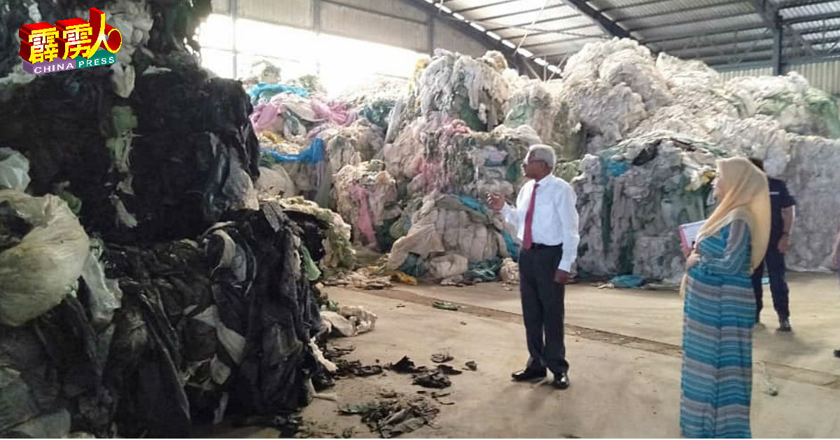 霹雳州行政议员西华尼周一（1日）宋溪针对一间工厂展开突击行动时，发现厂内成堆的塑料垃圾。