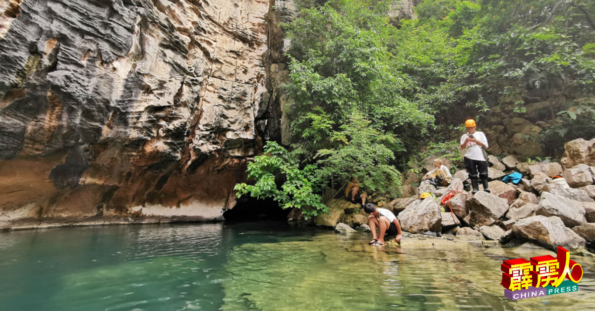 崑崙拉诺石山群具有丰富的动植物、古生物、历史和自然生态的学术研究价值，并且具旅游发展潜能，图为其中之一，有如洞天福地的水洞（Gua Air）。