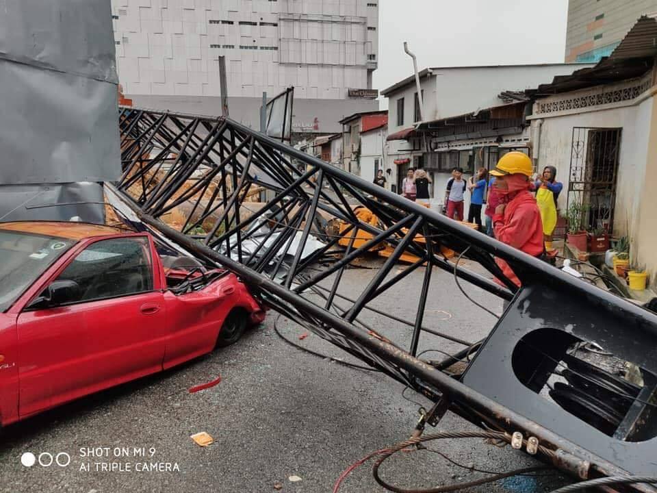 铁架倒塌后，现场没有造成任何意外事故。