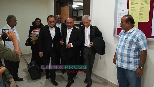 被告代表律师希山慕丁（右2起）、马念拿雅、哈里斯马哈德班与被告家属在休庭后，步出法庭。
