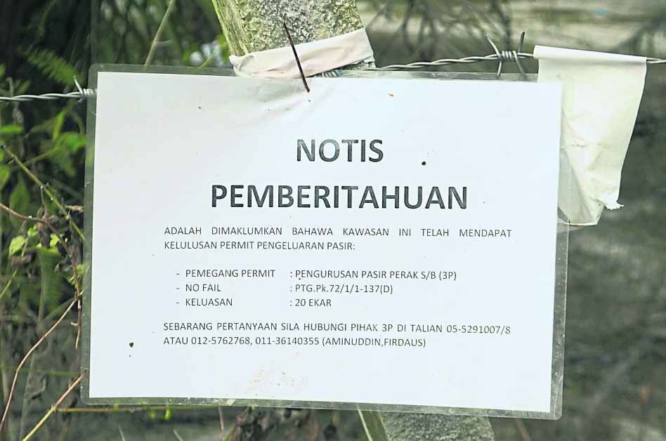 霹雳采砂管理公司把警告通知，贴在农地篱笆铁门上。