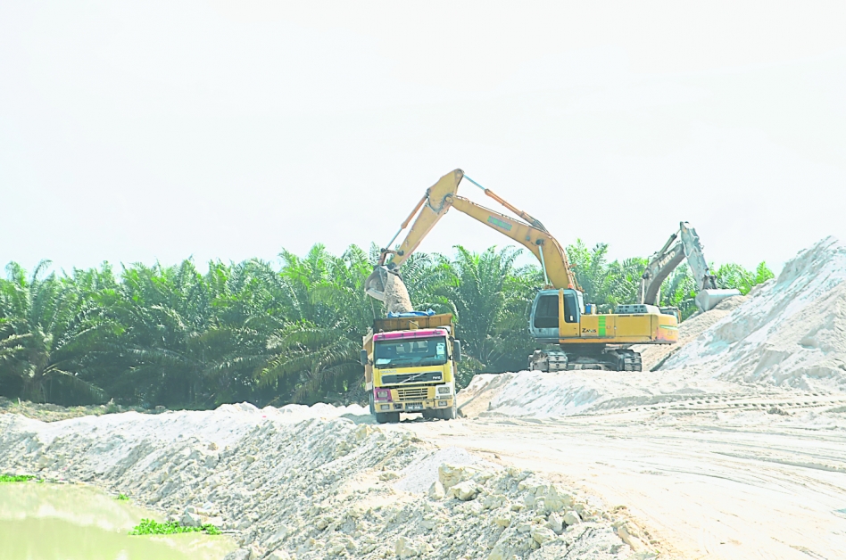 霹雳采砂管理公司铲平农地后挖沙，造成农民损失惨重。