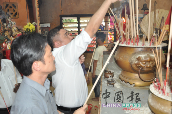 陆兆福连续3次现身芙蓉亚沙新村文武坛的“关圣帝君千秋宝诞”活动，上香谢愿，左是谢琪清。