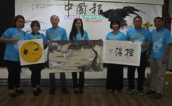钟正川（左3）捐出3作品供拍卖。