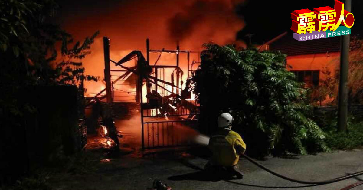 万里望重组村东区第4路某住家于7月4日午夜大火，被大火灼伤的母子相继逝世。（档案照）