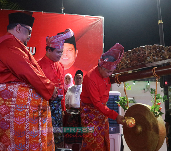 阿末扎希（右）为巫统冬牙峇株区部代表大会鸣锣开幕，左起巫统甲州主席阿都拉勿夫及冬牙峇株区部主席阿里莫哈末。