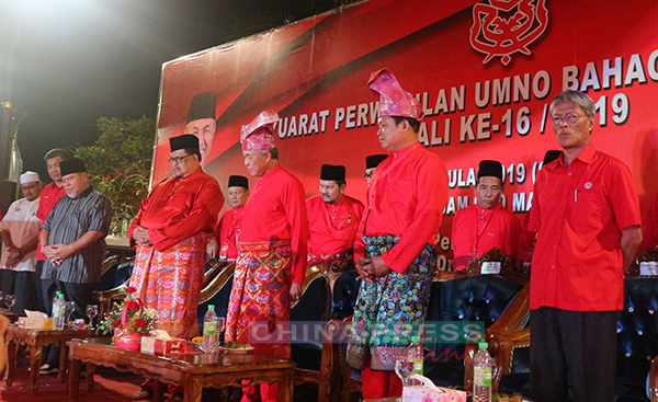 近期被控34项控罪的哈山拉曼（右）也出席巫统冬牙峇株区部代表大会，并获得阿末扎希（右3）的鼓励，左为伊斯兰党甲州主席卡马鲁丁。