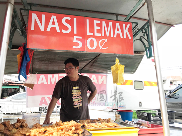 黄锦顺不当经理，改当小贩。