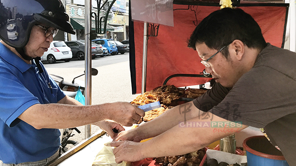 一包只卖50仙的椰浆饭，留住很多回头的顾客。