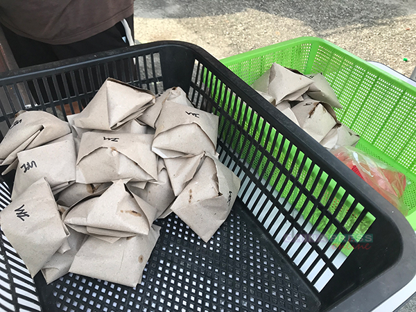 300多包椰浆饭在2个小时后，卖剩不到20包。