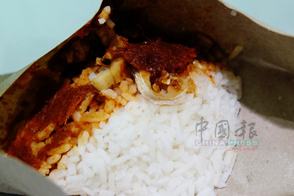 黄锦顺的椰浆饭，采用的是白饭配香辣参巴。