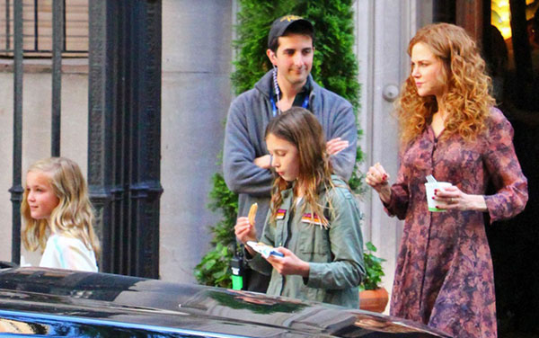 妮歌洁曼（右）上月在纽约拍戏，收工后带2个女儿去吃饭。