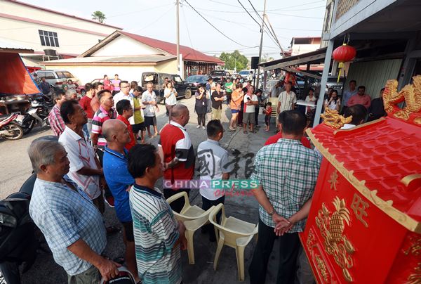 芙蓉芭蕾新村因为村长选举变得热闹起来，行动党举行的“咖啡店论坛”吸引村民驻足聆听。