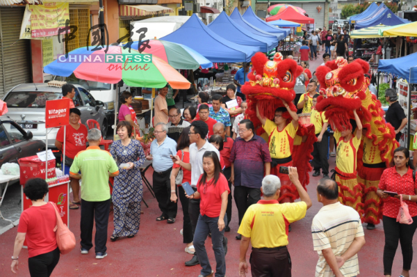 芙蓉文化街新夜市场首天开市，舞狮团受邀到场助兴。