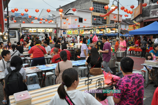 芙蓉文化街新夜市场有意打造泰国夜市的气氛，把用餐区设在歌台的中间。
