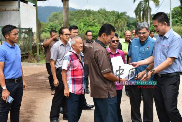 张聒翔（右）前往新邦葫芦顶工业区巡视，官员向他展示发展计划图。