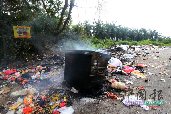 非法垃圾场的非法焚烧事故天天发生。