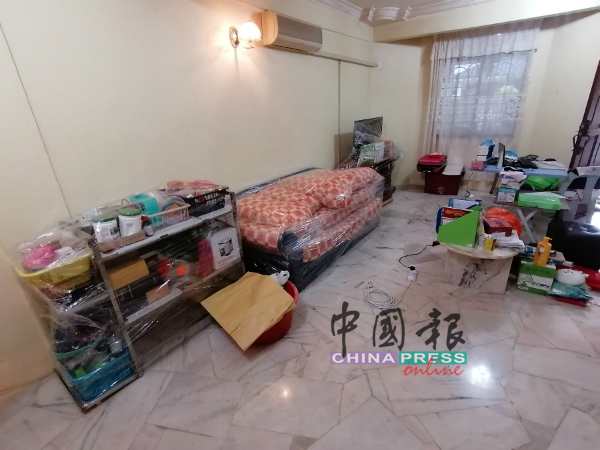 钟坤担心住家随时会倒塌，开始整理家具，准备搬离。