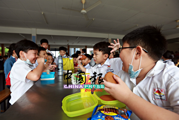 校方吩咐学生别和同学分享吃过的食物，以免受到感染。