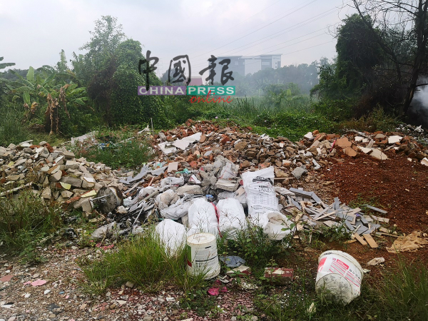 缺乏公德心的人士将建筑废料丢在非法垃圾场。