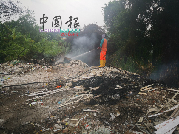 不负责任的人在非法垃圾场焚烧垃圾，出动工友到来灭火。