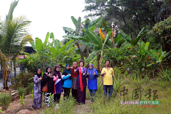 芙蓉嘉乐珍珠园祈祷所周遭的空地，获居民善用进行种植活动，陈丽群（左6）在巡视后也表示赞赏。