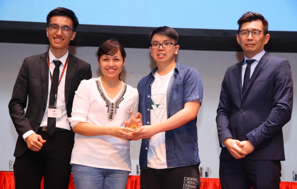 张念群（左2起）颁发最佳辩手奖给戴俊和；左起为黄伟皓和陈茂良。
