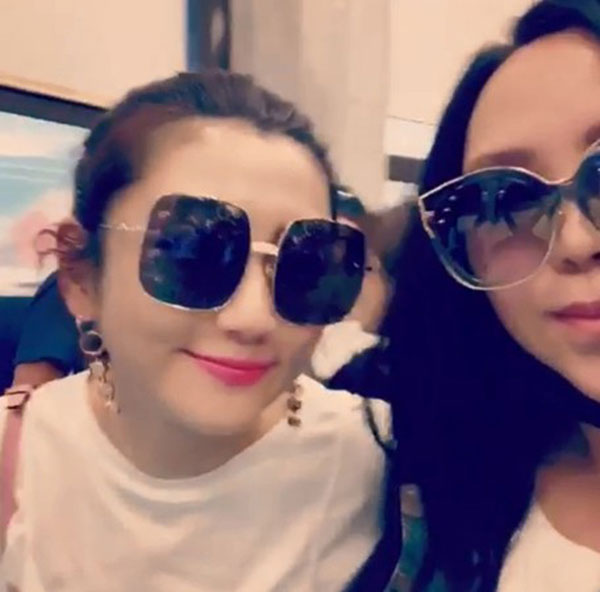 张惠妹与Selina在机场相见欢，两人还开心一起录影片。
