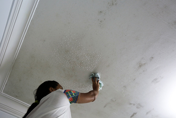 女佣每6个小时就得用布抹掉天花板的水珠子。