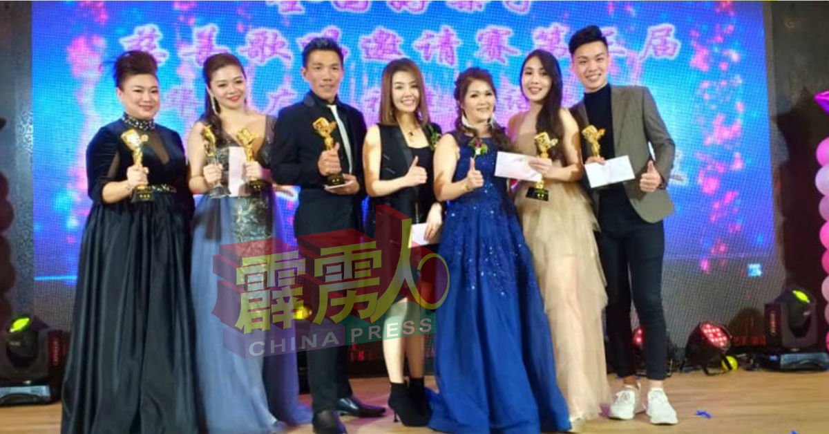 谭琇馨（右3起）与许湘怡及得奖者；右起为陈泳錥、陈雪芬、叶家伟、林诗怡及朱爱凤。