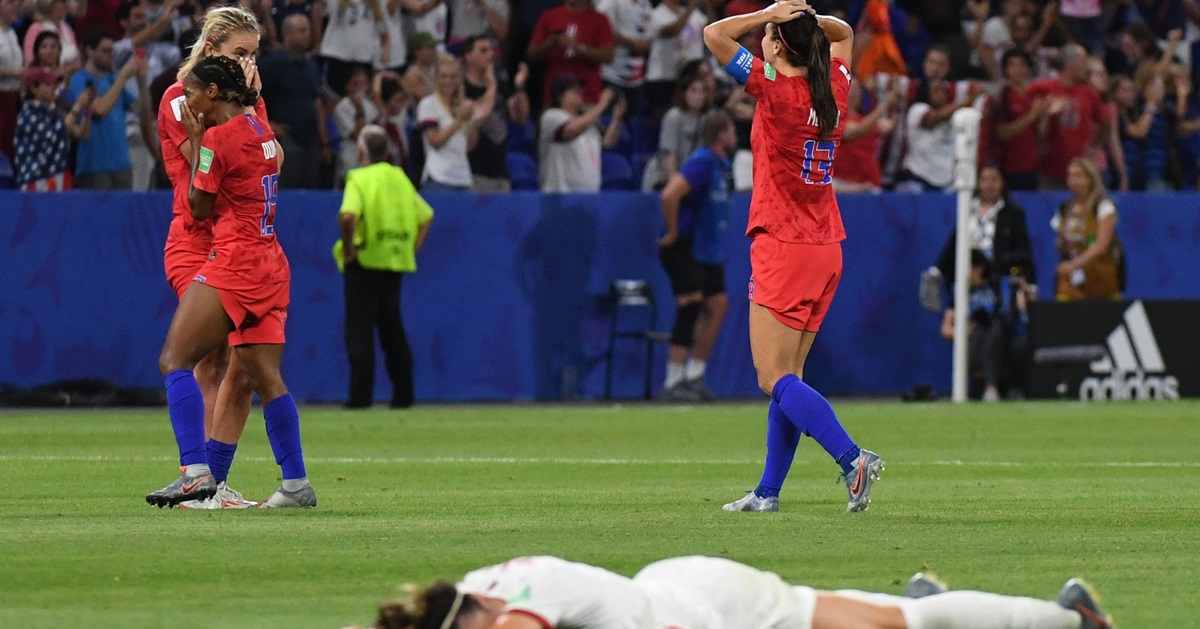 美国闯入决赛后球员庆祝胜利，英格兰球员倒地，非常失望。（法新社）