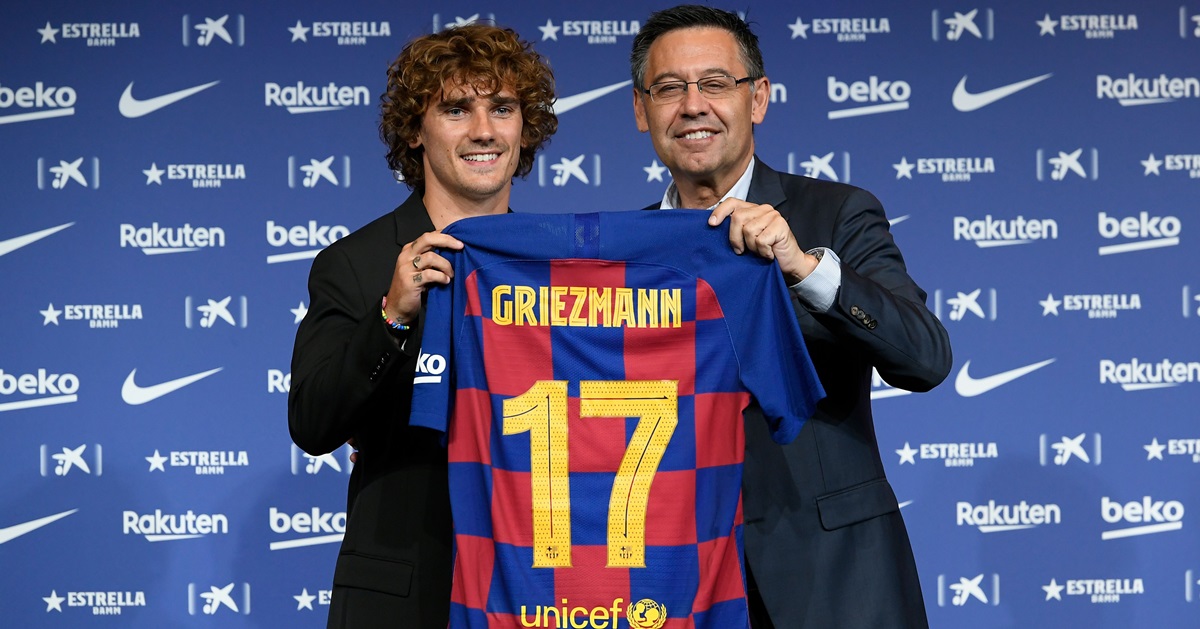 巴塞罗那球会主席巴托乌梅（右）将17号球衣交给格里兹曼。（法新社）
