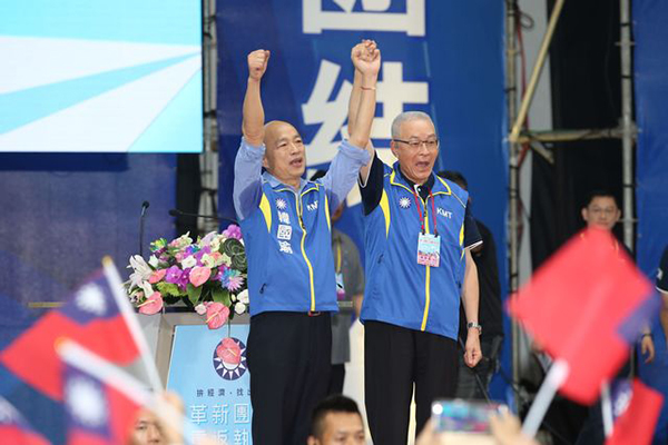 韩国瑜（左）通过提名，正式成为国民党总统参选人。