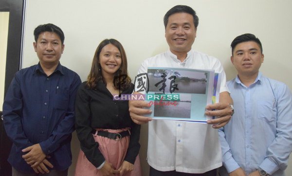 许家勋（右起）、郑国球、何玉山及林朝雁，宣布马六甲历史城市政厅即将进行治水工程详情。