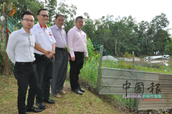 吴金财（右起）、黄星祥、叶成坚及李金融巡视已被令停工的非法电讯塔兴建地点。