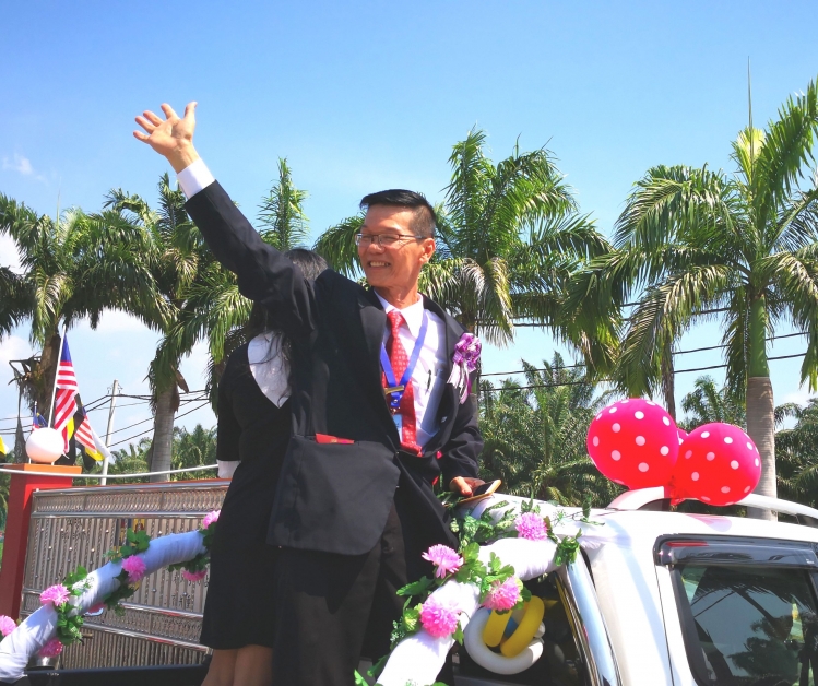“抗癌英雄校长”陈育华，挺到光荣退休，挥手向师生告别。