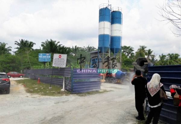 位于达甘榜新宜唛的洋灰厂疑私自接驳水供，供日常用途。
